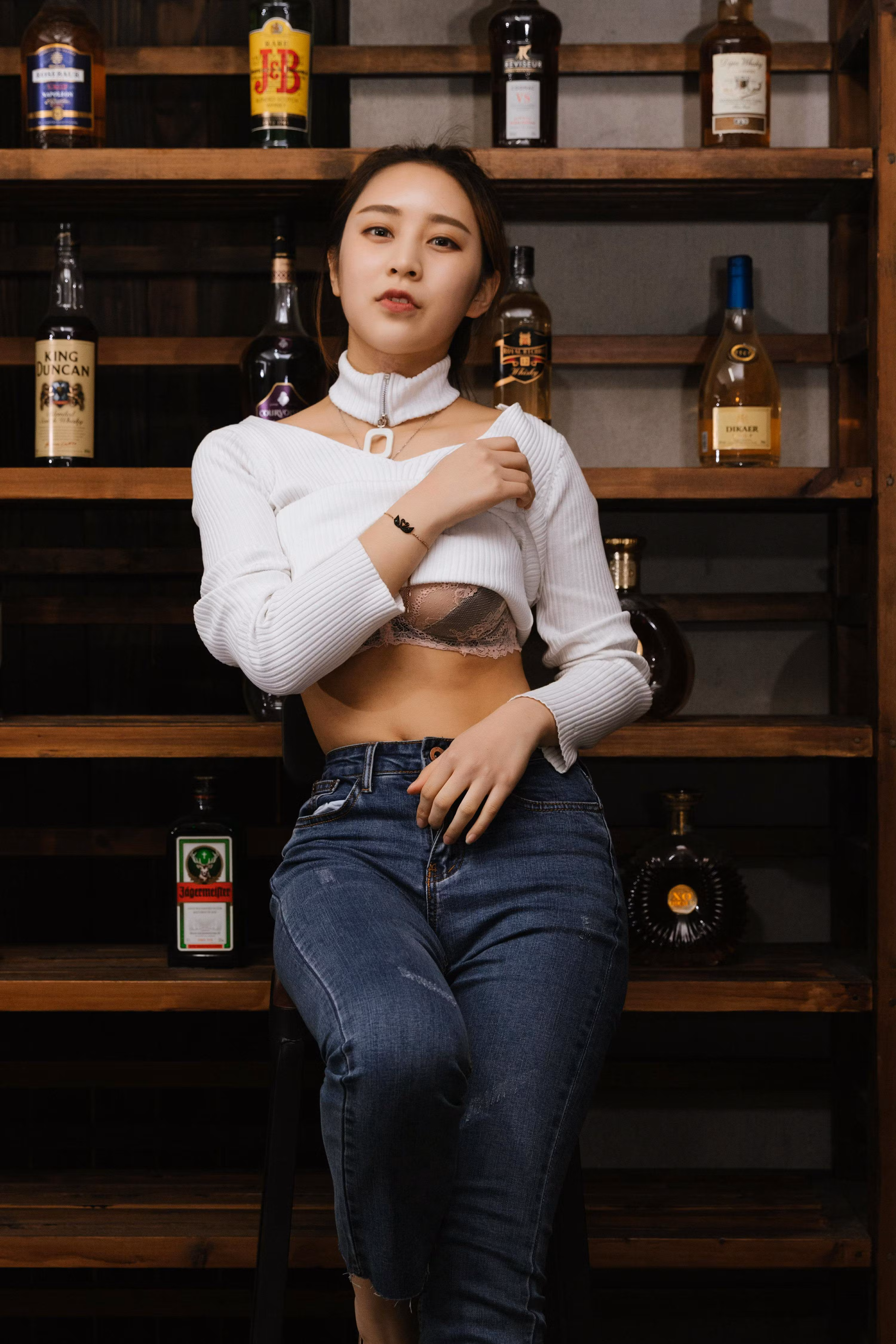 MISSLEG模特乔依琳在酒吧酒柜前手撩白色上衣露出内衣姿势